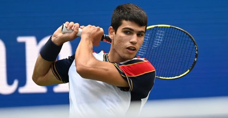 Carlos Alcaraz em ação contra Stefanos Tsitsipas no US open