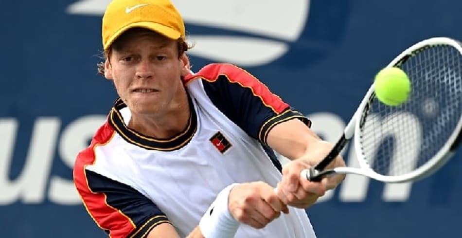 Sinner vence batalha contra Monfils, vai às 8ªs e faz história pra Itália