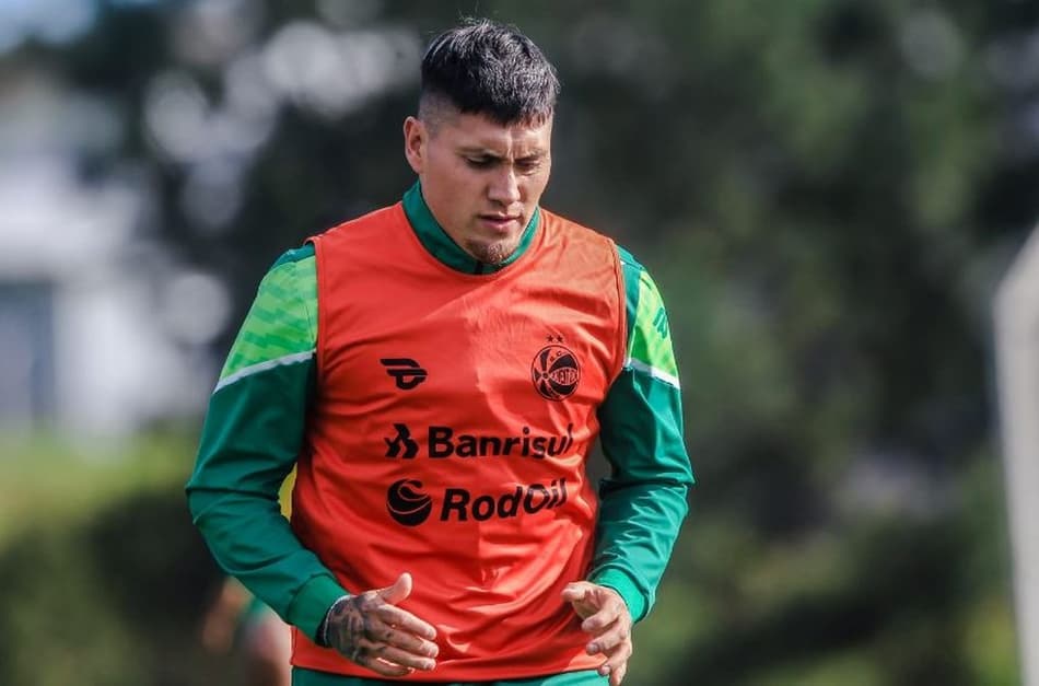 Atacante chileno treina em dois turnos para estrear no Juventude