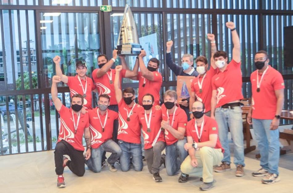 Barco de Santos (SP), mais moderno do Brasil, e veleiro Tetra Mundial levam o título Brasileiro em Ubatuba