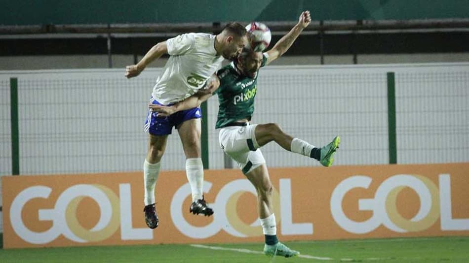Cruzeiro sai na frente, mas cede empate com falha da zaga