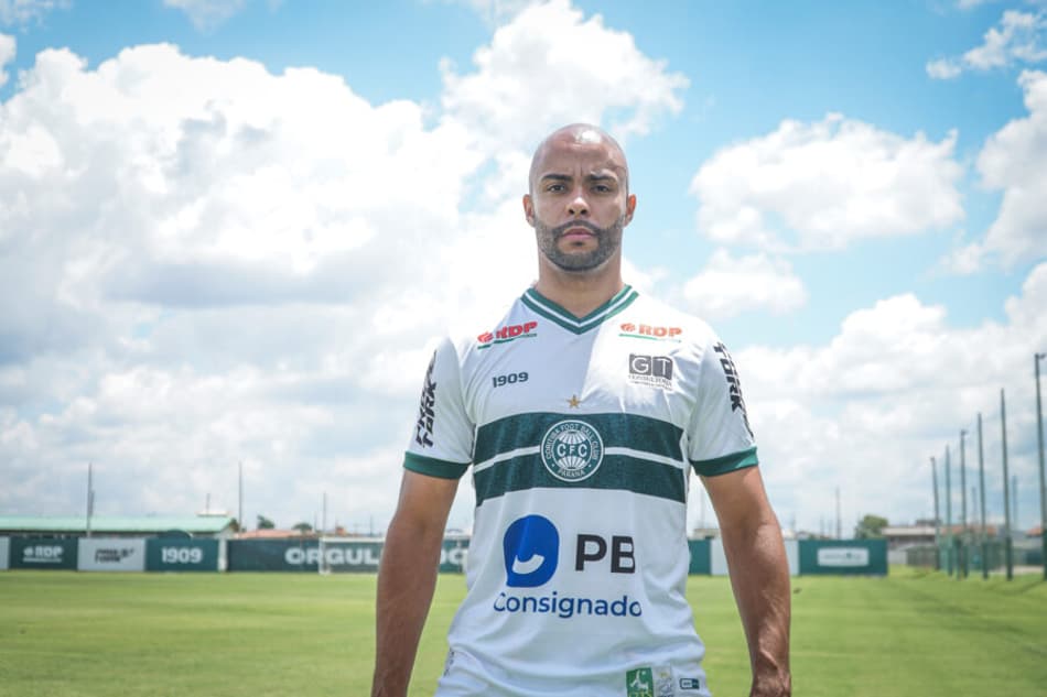 Para lateral do Coritiba, trunfo do elenco se baseia na experiência