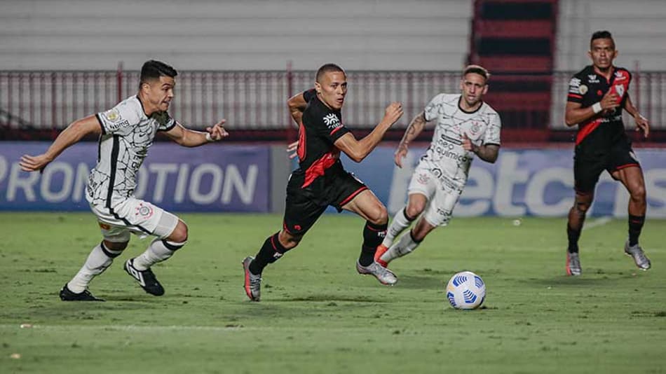 Corinthians sai na frente com golaço, mas Atlético-GO empata no fim