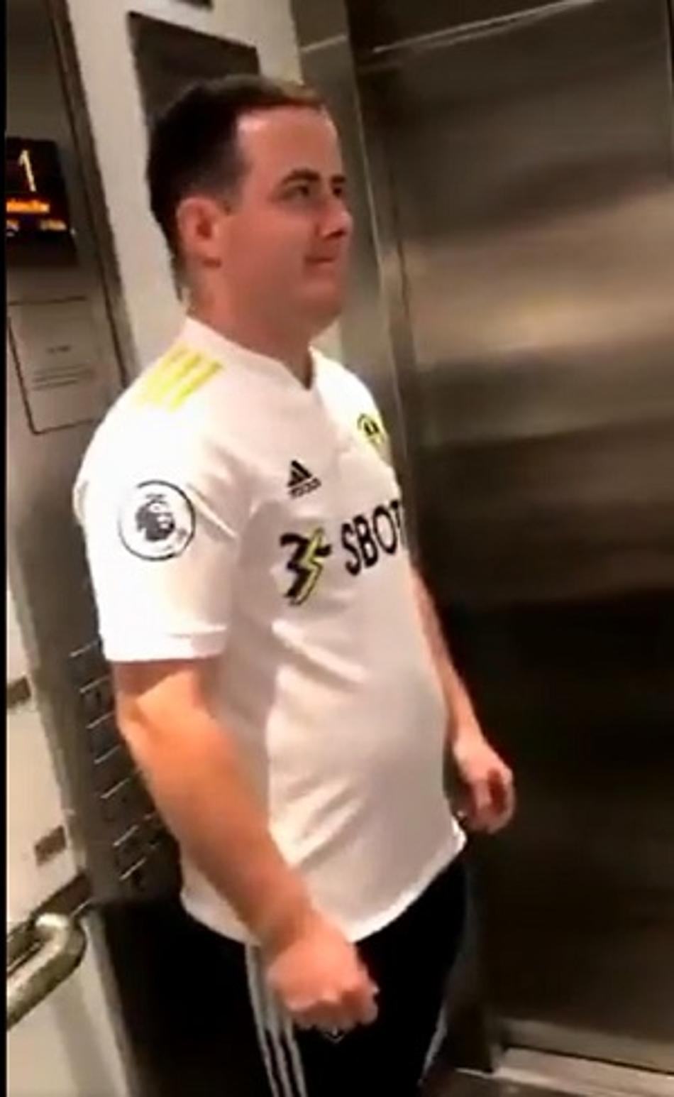 Torcedor do Leeds trava ao encontrar Bielsa no elevador; veja o vídeo