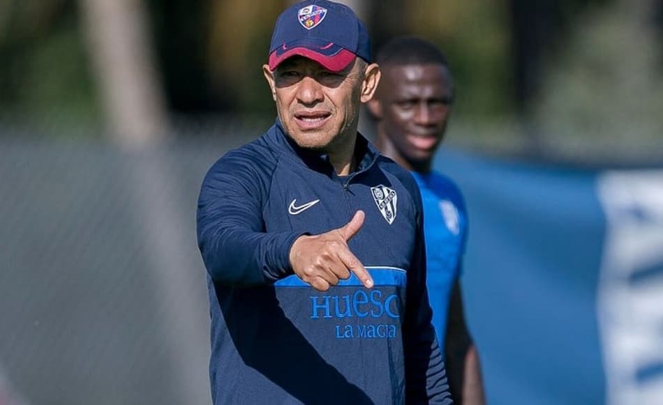 No futebol europeu, técnico mexicano irrita torcida que pede sua demissão