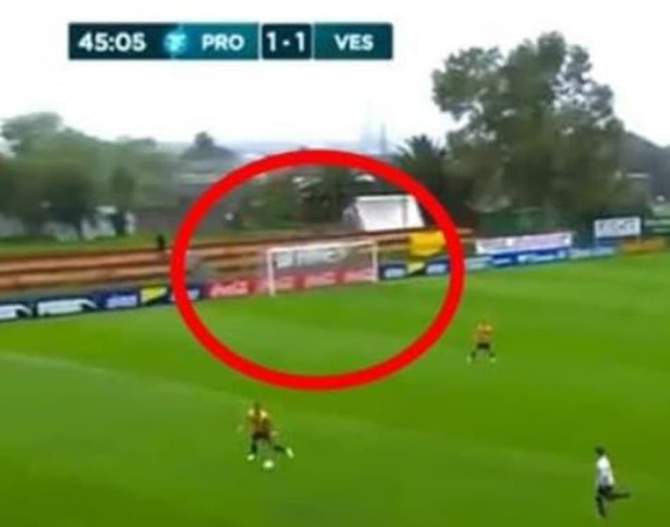 Histórico! Árbitro dá início a jogo e time não percebe que está sem goleiro; veja