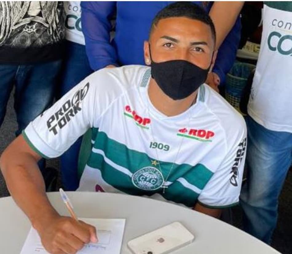 Campeão da Copa do Brasil Sub-20, Ruan assina primeiro contrato profissional com o Coritiba