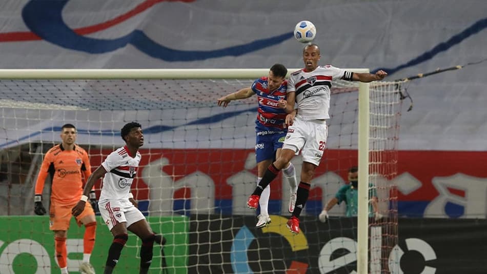 Com falha de Volpi, São Paulo perde para o Fortaleza e está eliminado da Copa do Brasil