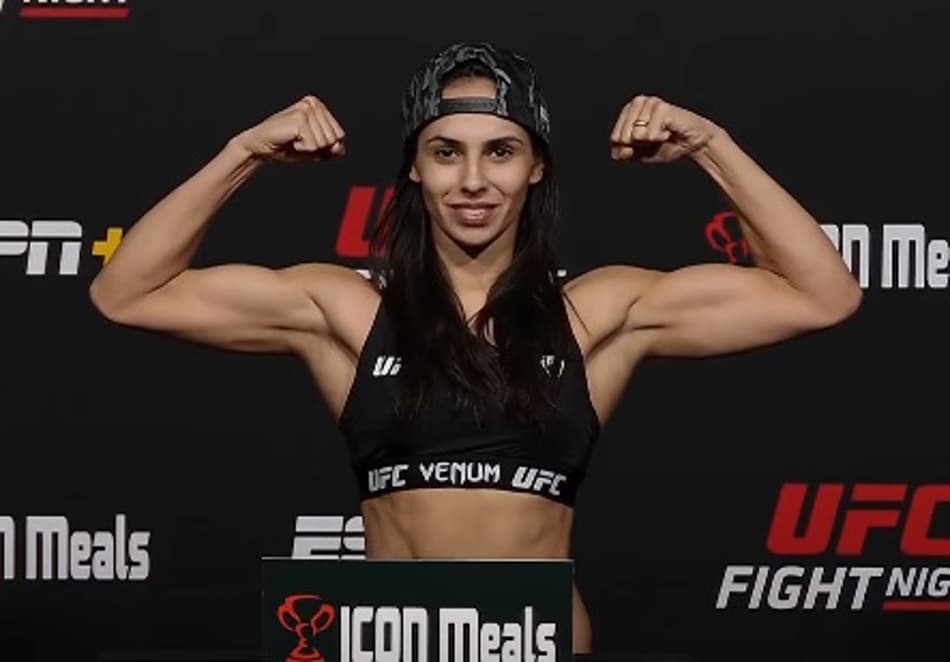 Ariane pesou dentro do limite dos moscas e confirmou luta (Foto: Reprodução/YouTube)