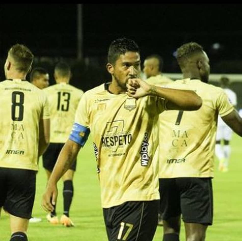 Jogador quase faz o 'Gol do Ano' em campeonato na América; assista
