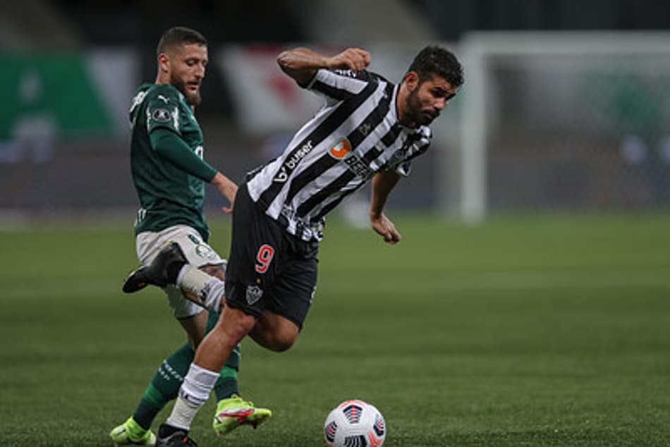 Diego Costa, do Atlético-MG, sente incômodo na coxa esquerda contra o Palmeiras e terá de ser avaliado
