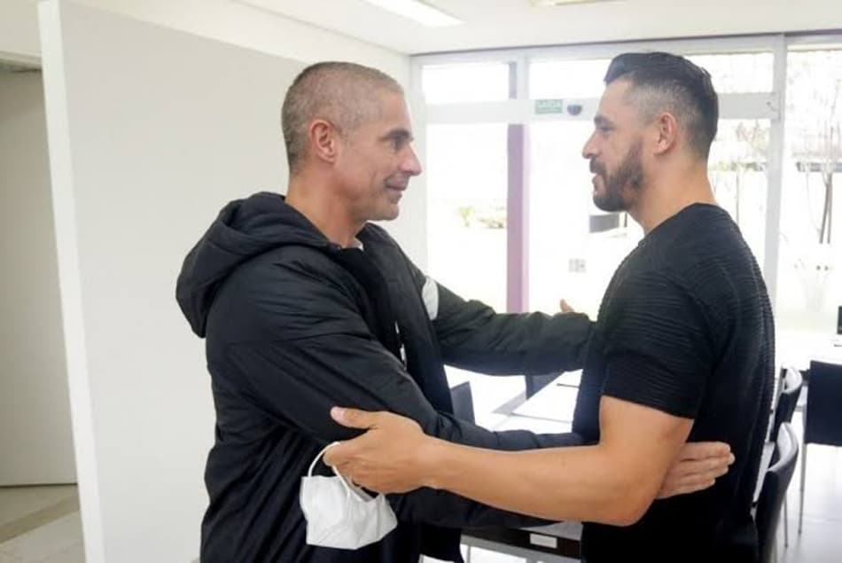 Pressionado no Corinthians, Sylvinho é elogiado por Giuliano: ‘Tiro o chapéu’