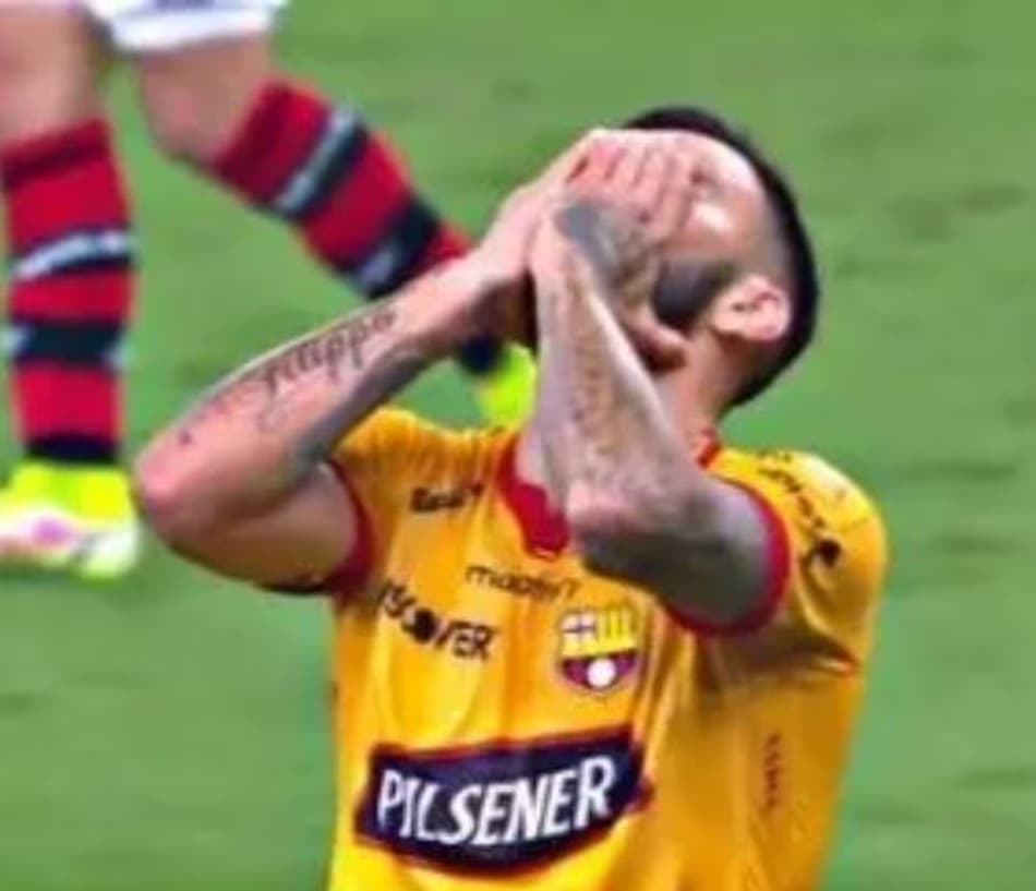 Jogador do Barcelona de Guayaquil não esconde a decepção após revés no Maraca; confira