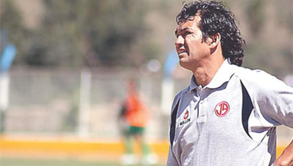 No futebol peruano, técnico relembra ameaça com arma de jogador
