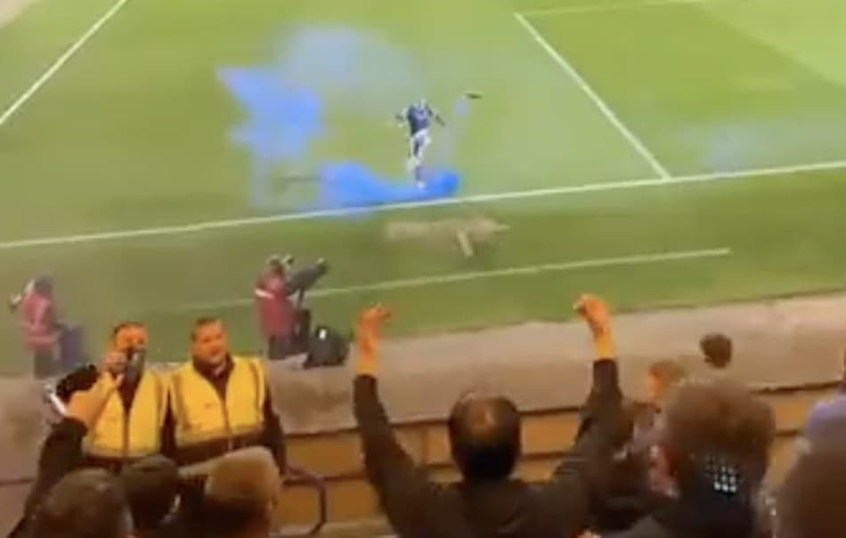 Em partida na Escócia, jogador chuta sinalizador contra torcida adversária