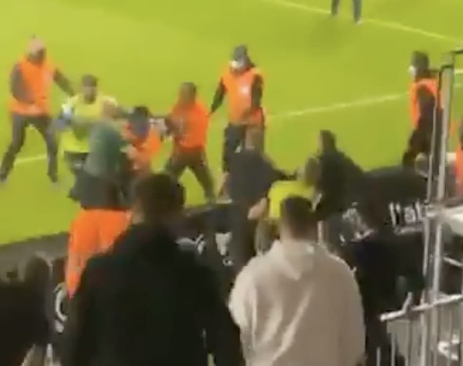 Torcedores do Olympique de Marseille invadem campo para brigar com fãs do Angers