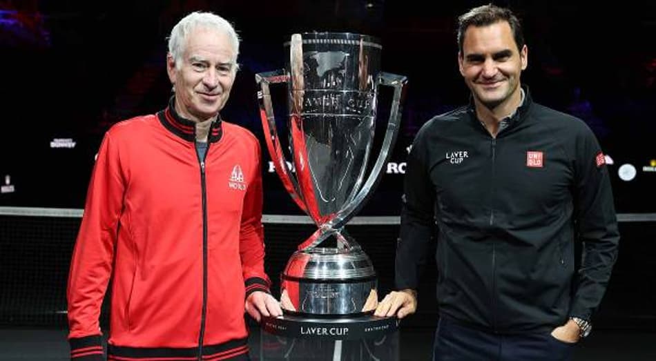 John McEnroe e Roger Federer ao lado de troféu da Laver Cup