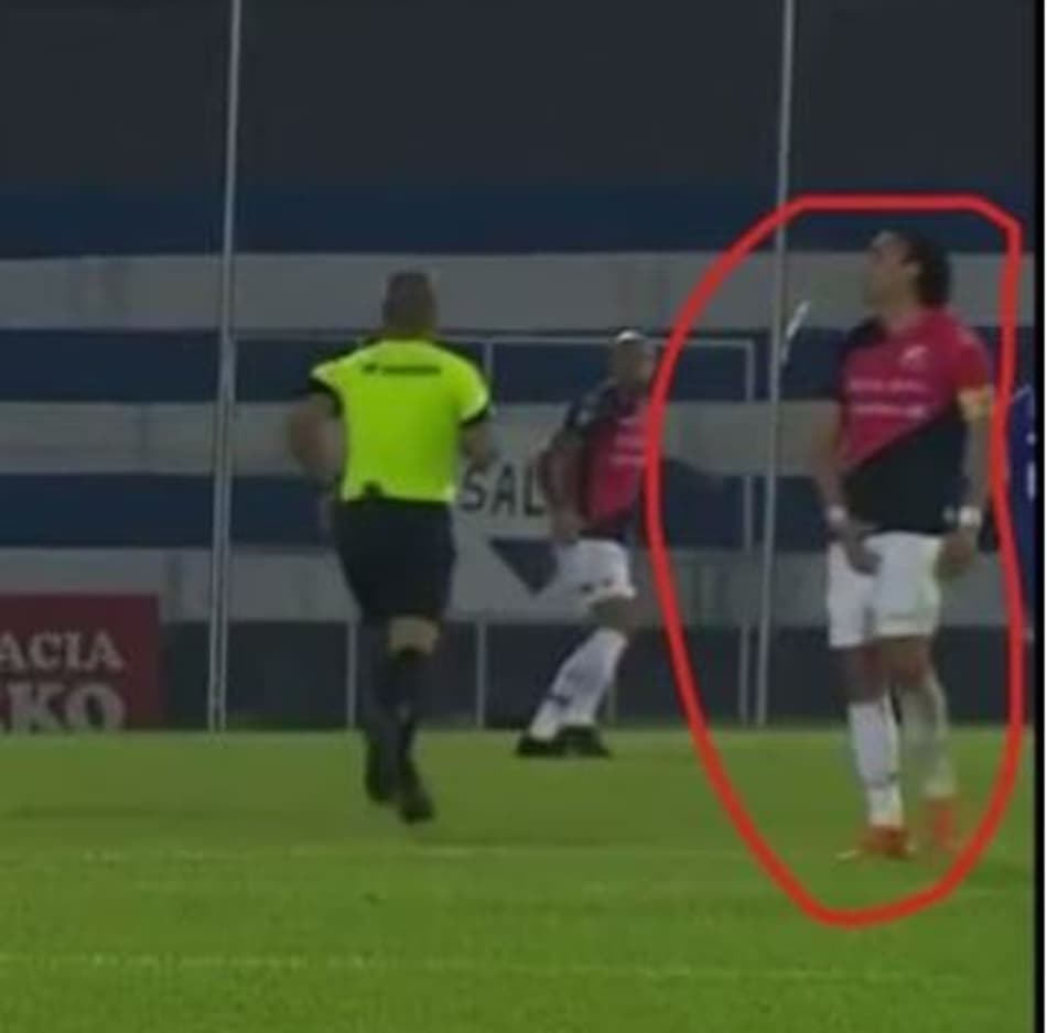Jogador é suspenso por se 'tocar' no campo de jogo em direção ao juiz; confira