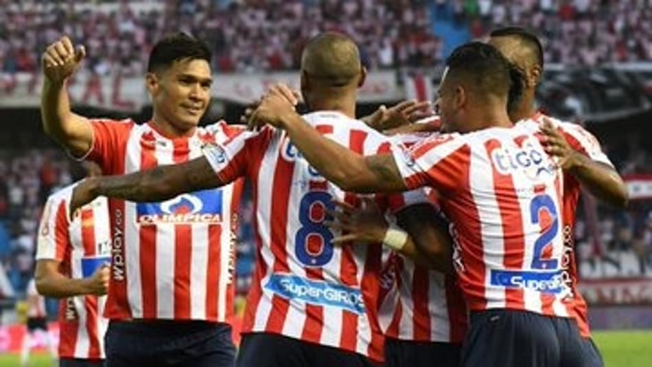 Na Colômbia, jogador "cheira uma paradinha" ao entrar em campo; veja o vídeo