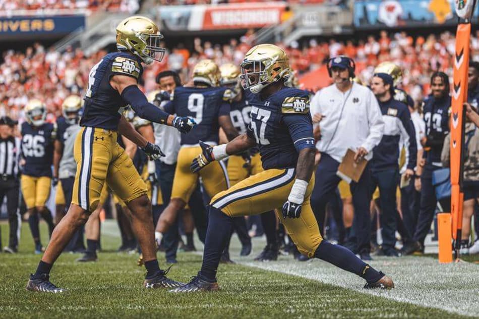 Defesa de Notre Dame brilha com dois touchdowns em vitória no Soldier Fied contra Wisconsin
