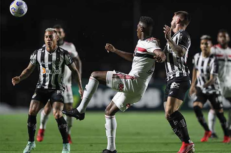 Volpi salva, e São Paulo fica no empate com o líder Atlético-MG no Morumbi