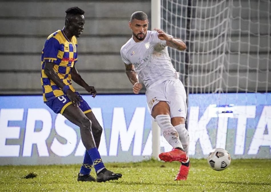 Zagueiro do Kedah comemora classificação para a Copa da Ásia e mira título na Copa da Malásia