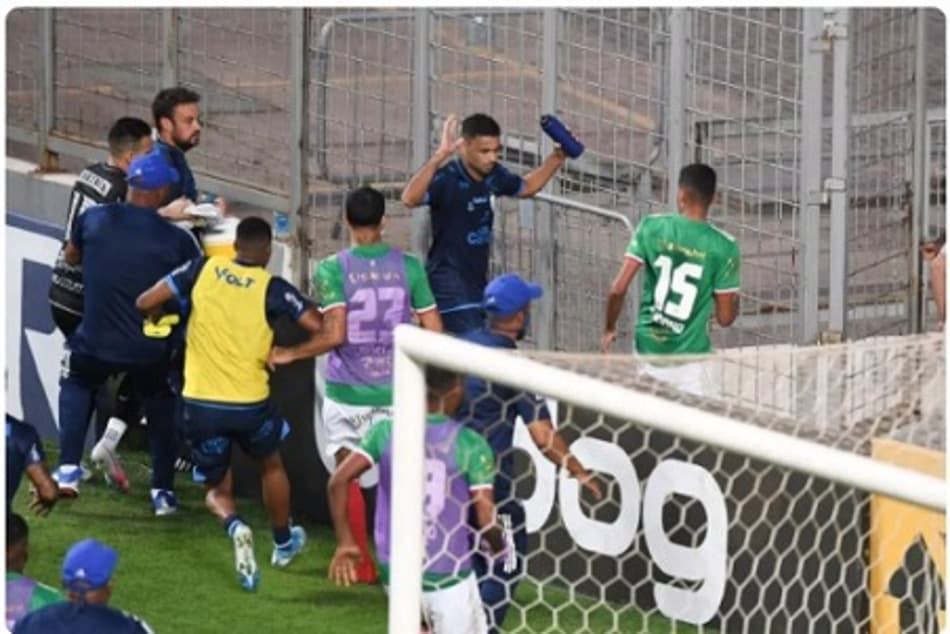 O tempo fechou! Veja imagens da briga entre jogadores após vitória do CSA sobre o Cruzeiro em BH