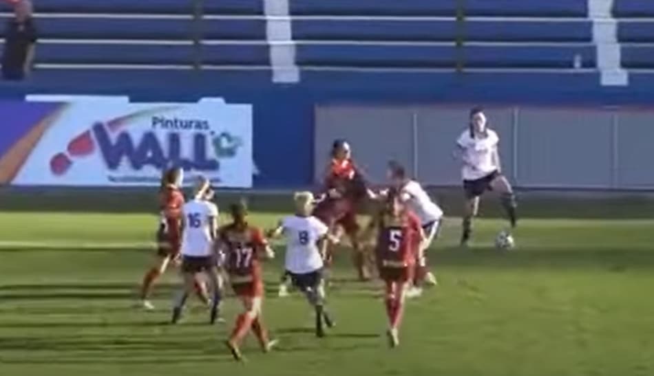 Clássico do futebol feminino na Argentina termina em briga generalizada
