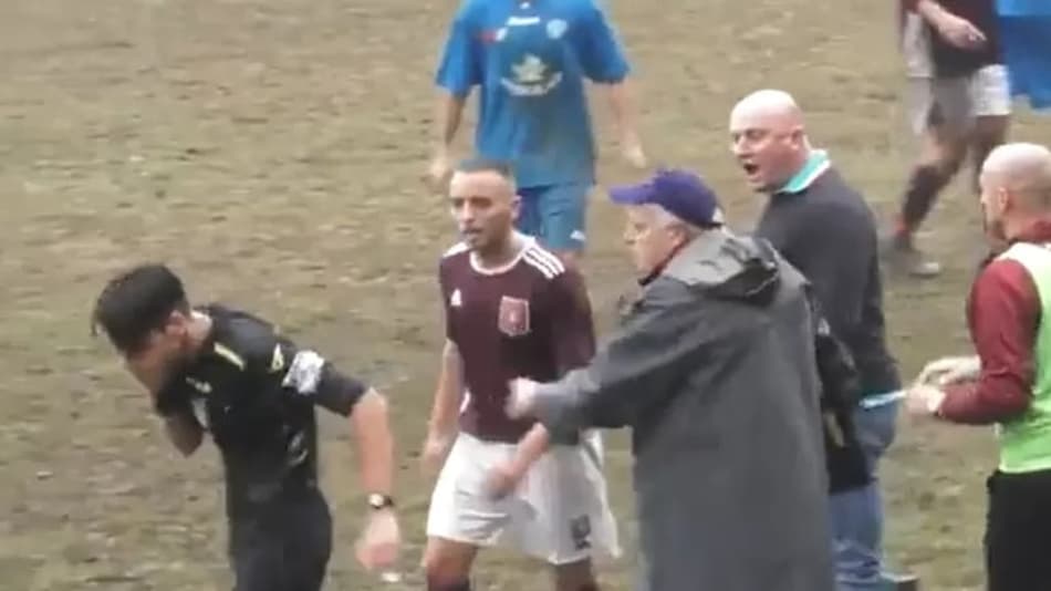 Árbitro encerra partida após ser agredido no rosto por assistente técnico na Itália; veja o vídeo