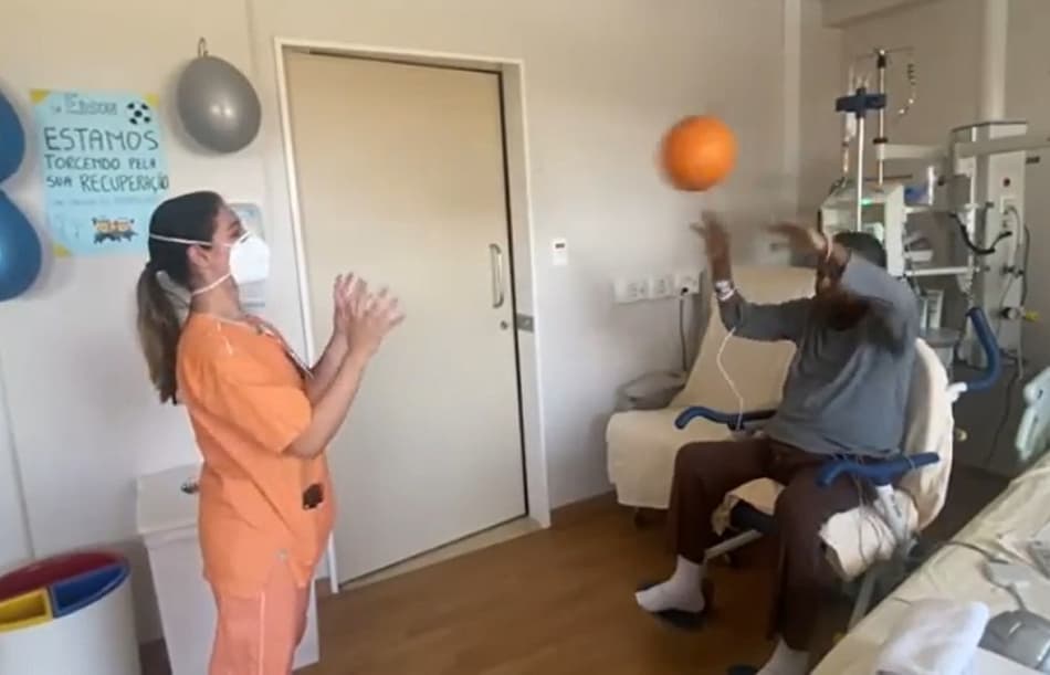 Pelé ‘bate bola’ com fisioterapeuta e posta: ‘Segredo é comemorar cada pequena vitória’