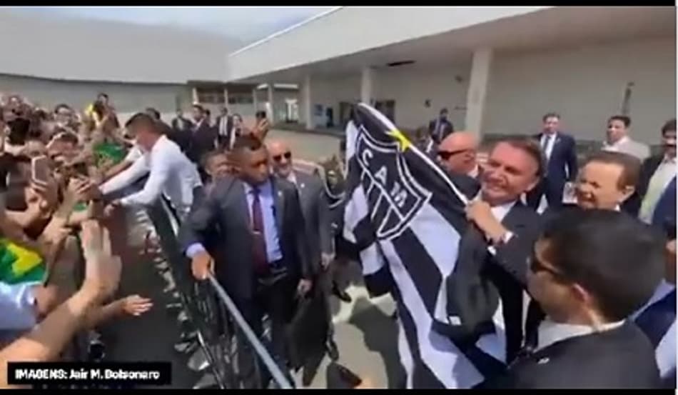 Em dia de visita a Belo Horizonte, Bolsonaro posa com a bandeira do Atlético-MG