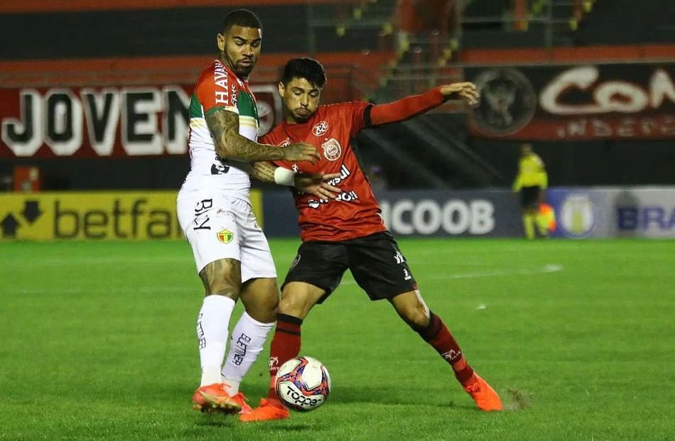 Retornando de lesão, Jhon Cley participa de gol do Brusque e vê equipe voltando a crescer na Série B