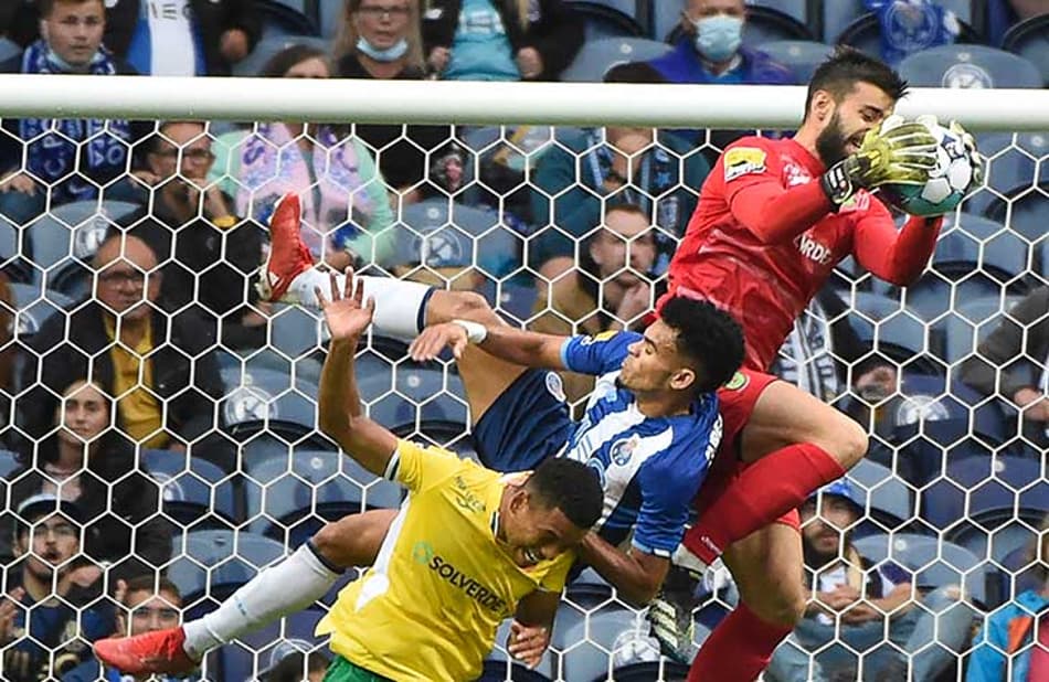 Porto vence o Paços de Ferreira de virada, encosta no Benfica e agita o Campeonato Português