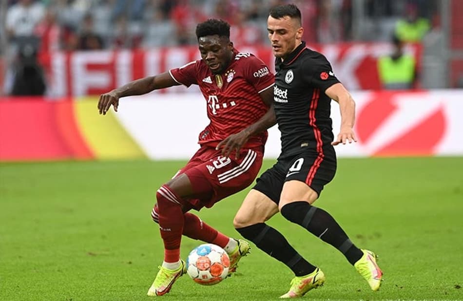 Bayern perde em casa de virada, mas segue na ponta da Bundesliga