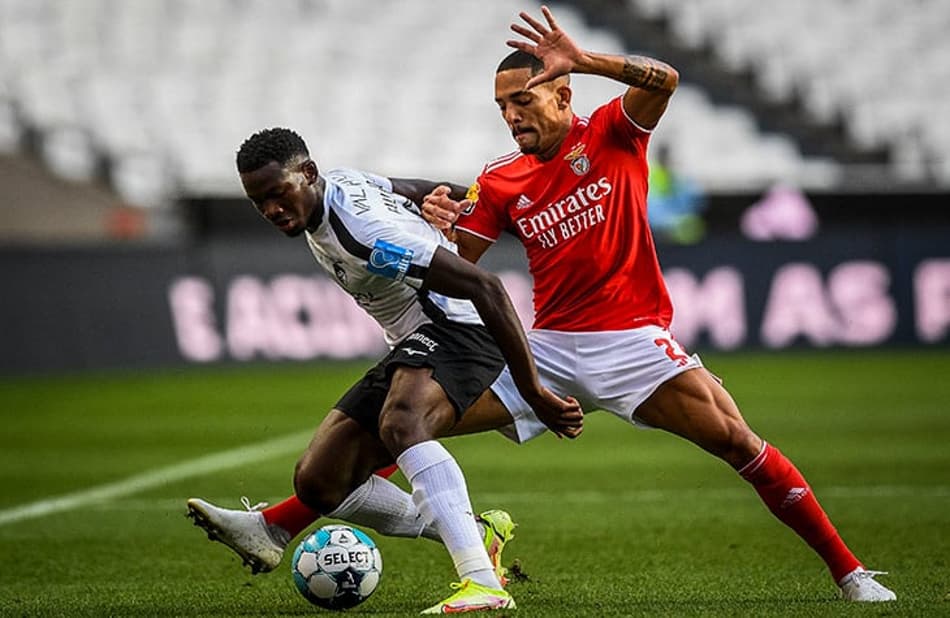 Benfica é surpreendido pelo Portimonense, perde em casa, mas segue na liderança do Português