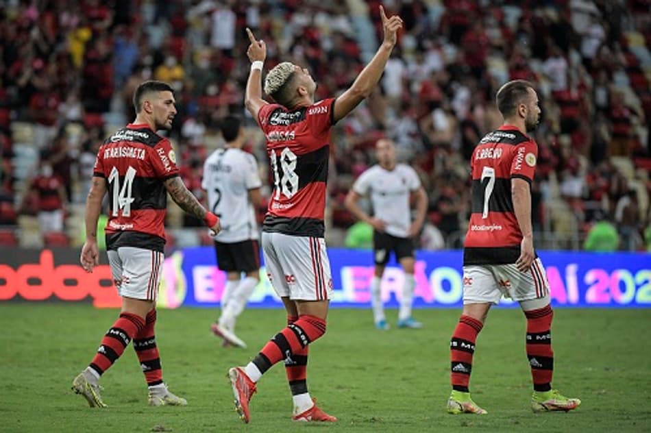 VÍDEO: veja os melhores momentos da vitória do Flamengo sobre o Athletico-PR pelo Brasileirão