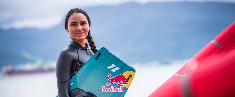 Bruna Kajiya é atração brasileira no kitesurf (Foto: Marcelo Maragni / Red Bull Content Pool)