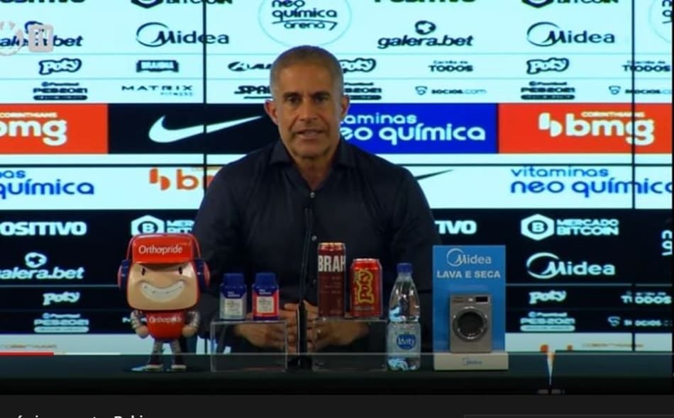 Após vencer o Bahia, Sylvinho destaca elenco e bom ambiente no Corinthians: ‘A força é do grupo’