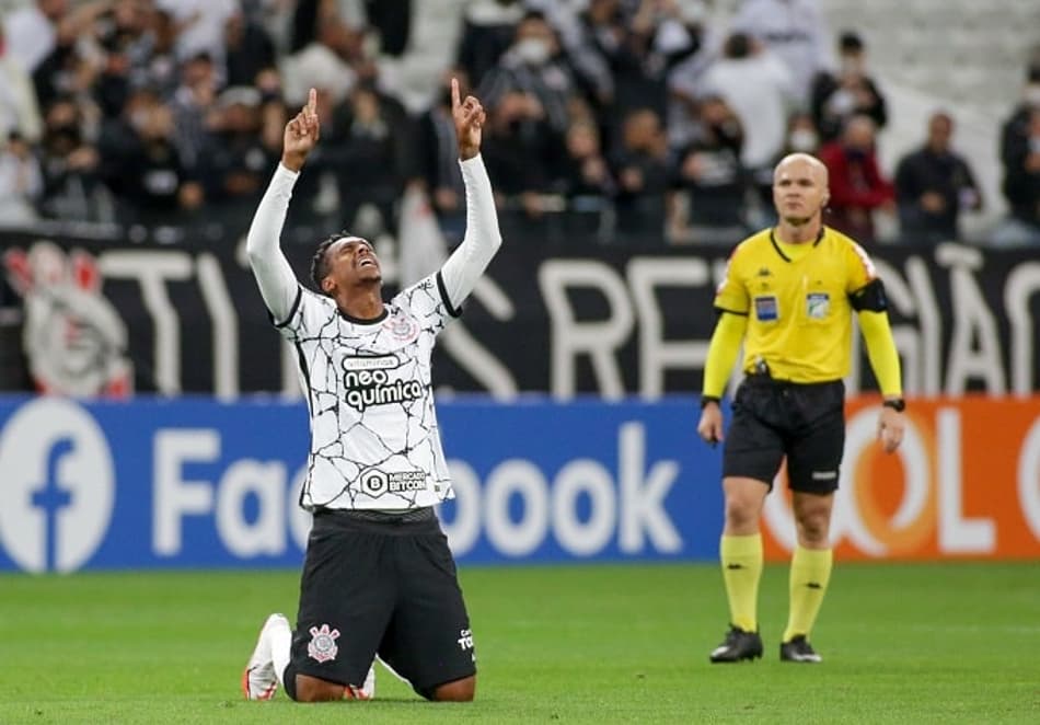 Sylvinho exalta Jô como artilheiro do Corinthians e faz projeção: ‘Contamos com ele, vai ser importante’