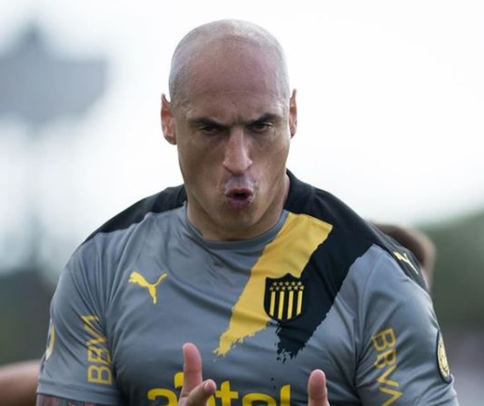 Ex-Inter, Ariel Nahuelpán comete ato de indisciplina e técnico afasta o centroavante
