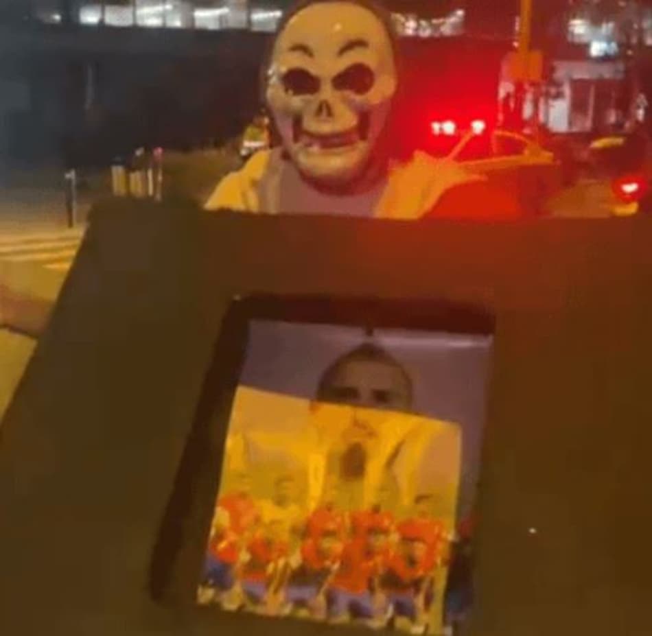 Caixão? Torcedores do Peru provocam Arturo Vidal antes de clássico