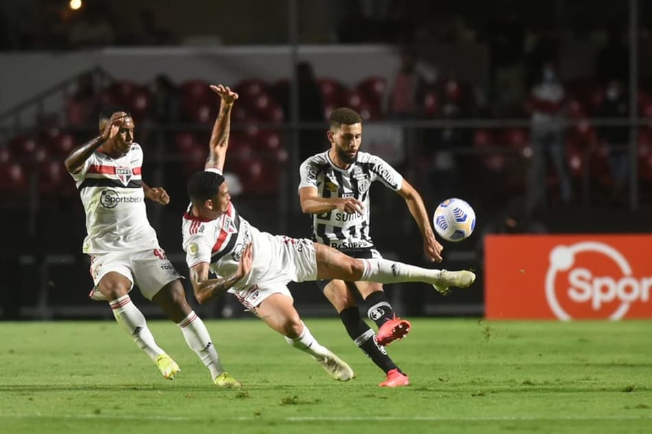 São Paulo domina, mas Santos se defende bem, e primeiro clássico com a volta do público termina empatado