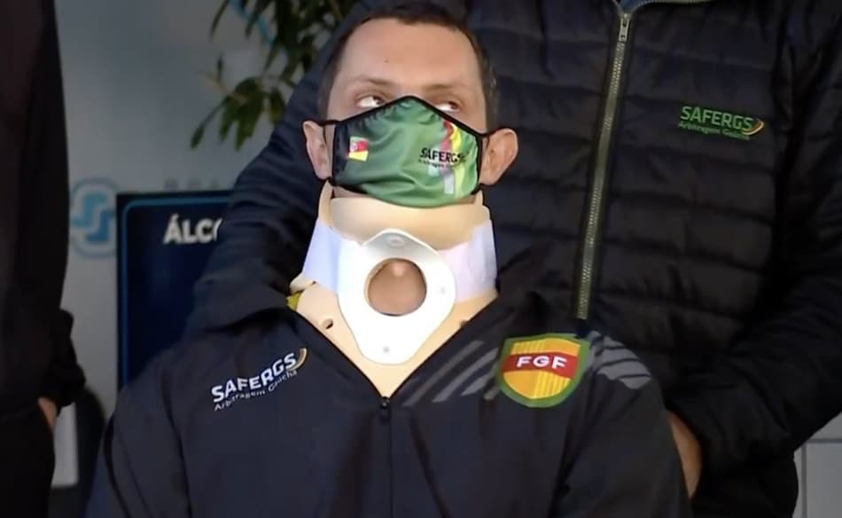 Árbitro agredido por jogador sofreu lesão na coluna e pode precisar de cirurgia