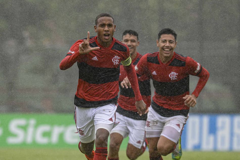 Veja quem são os jogadores do time sub-17 do Flamengo que golearam o Palmeiras pela Copa do Brasil