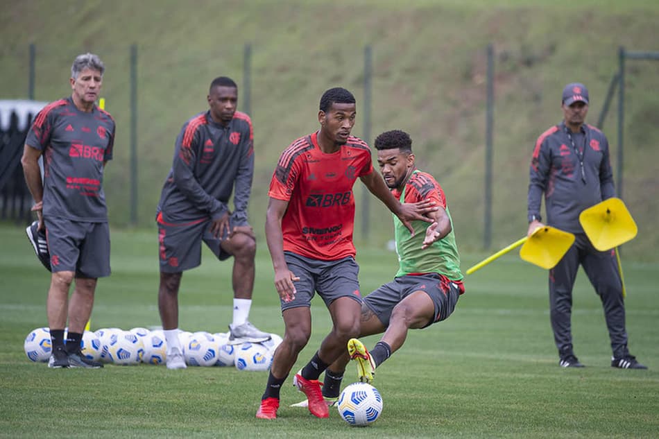 VÍDEO: elenco Flamengo treina em Atibaia visando jogo com o Fortaleza