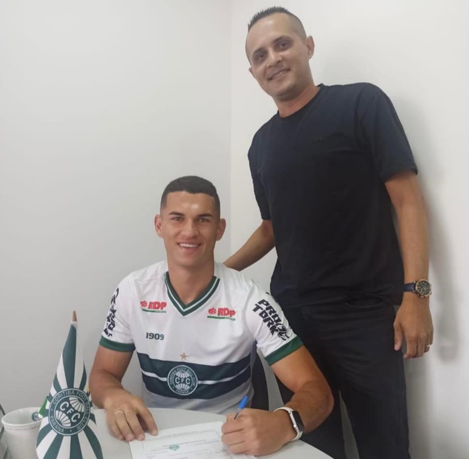 Zagueiro Marcio Silva estende contrato com o Coritiba por mais dois anos e segue no clube até 2025