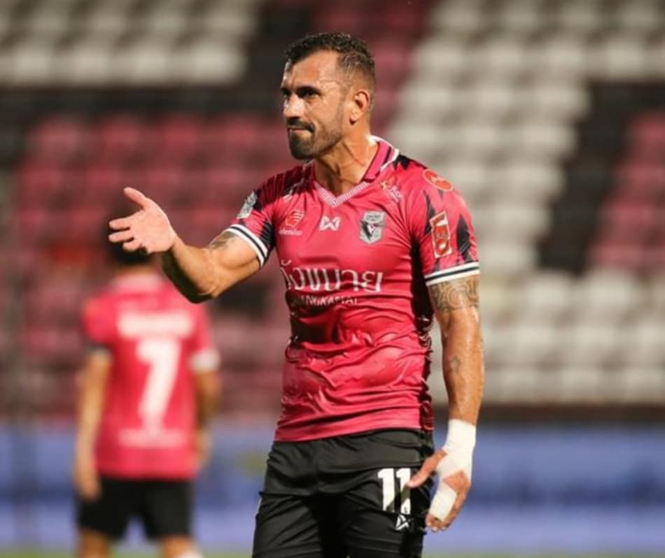 Douglas celebra bom momento no futebol tailandês: ‘Espero seguir marcando e disputar a artilharia’