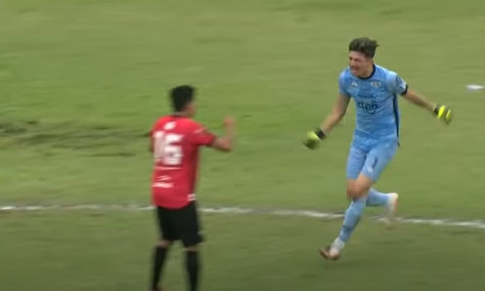 'Goleiro artilheiro' rouba a cena em jogo de final maluco no Paraguai