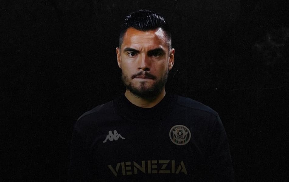 Oficial: Sergio Romero é o novo reforço do Venezia