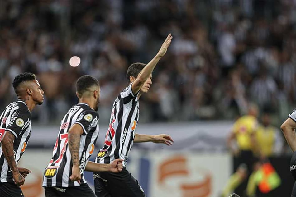 Nacho muda o jogo, Atlético-MG vira para cima do Santos e segue firme na liderança do Brasileirão